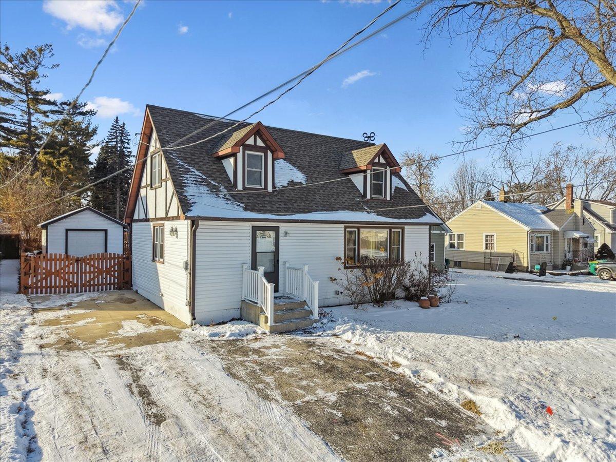 38 Lippincott Rd., Fox Lake, IL 60020