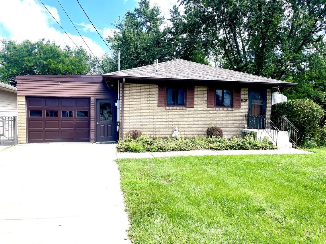 1415 Plain St., Peru, IL 61354