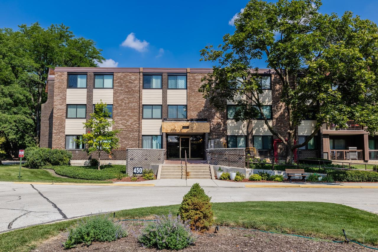 450 Raintree Dr. #2F, Glen Ellyn, IL 60137