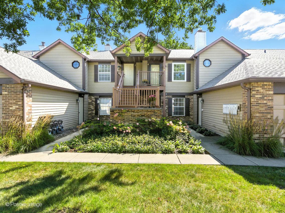 383 Sandhurst Cir. #4, Glen Ellyn, IL 60137