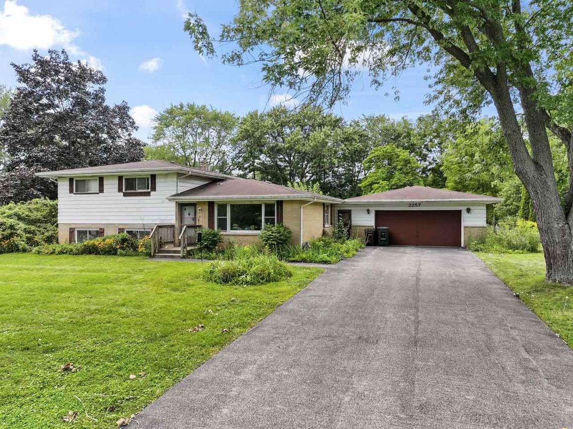 2257 Shannondale Dr., Green Oaks, IL 60048