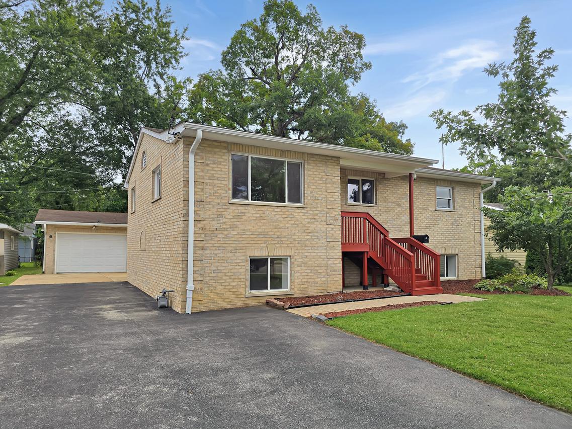 7 Cardinal Ln., Carpentersville, IL 60110