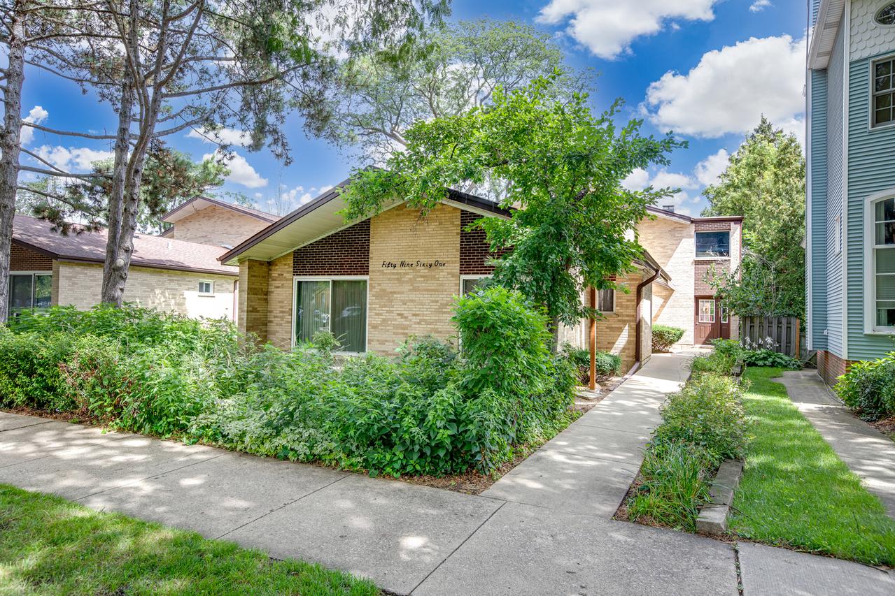 5961 N East Circle Ave. #2D, Chicago, IL 60631