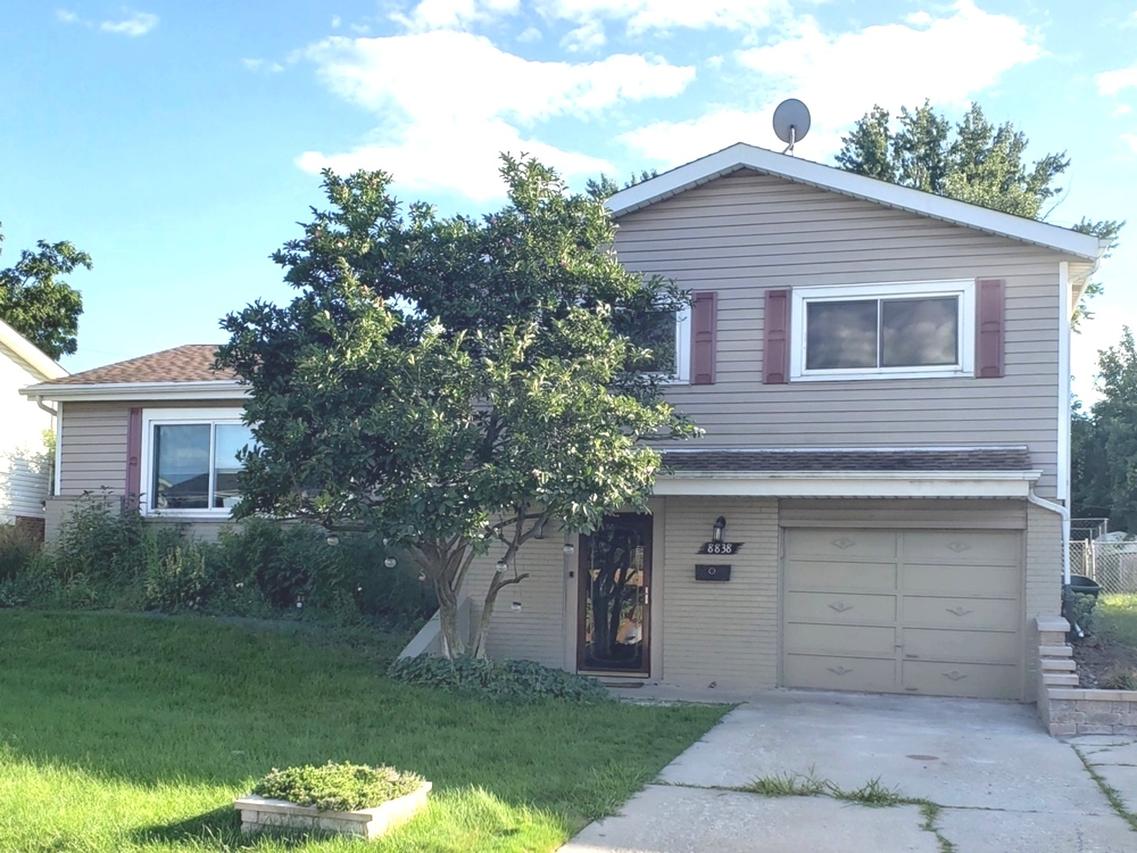 8838 Oakwood Dr., Hickory Hills, IL 60457