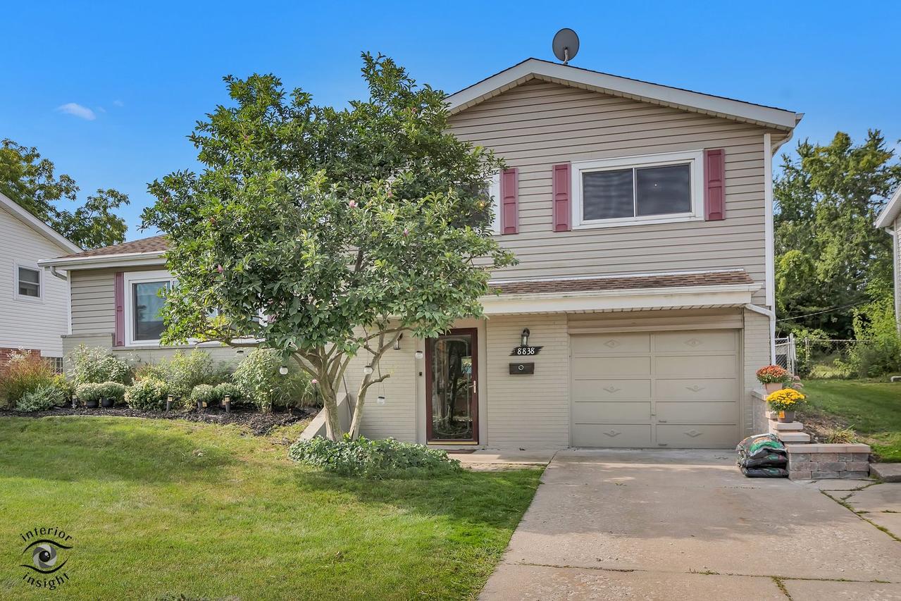 8838 Oakwood Dr., Hickory Hills, IL 60457