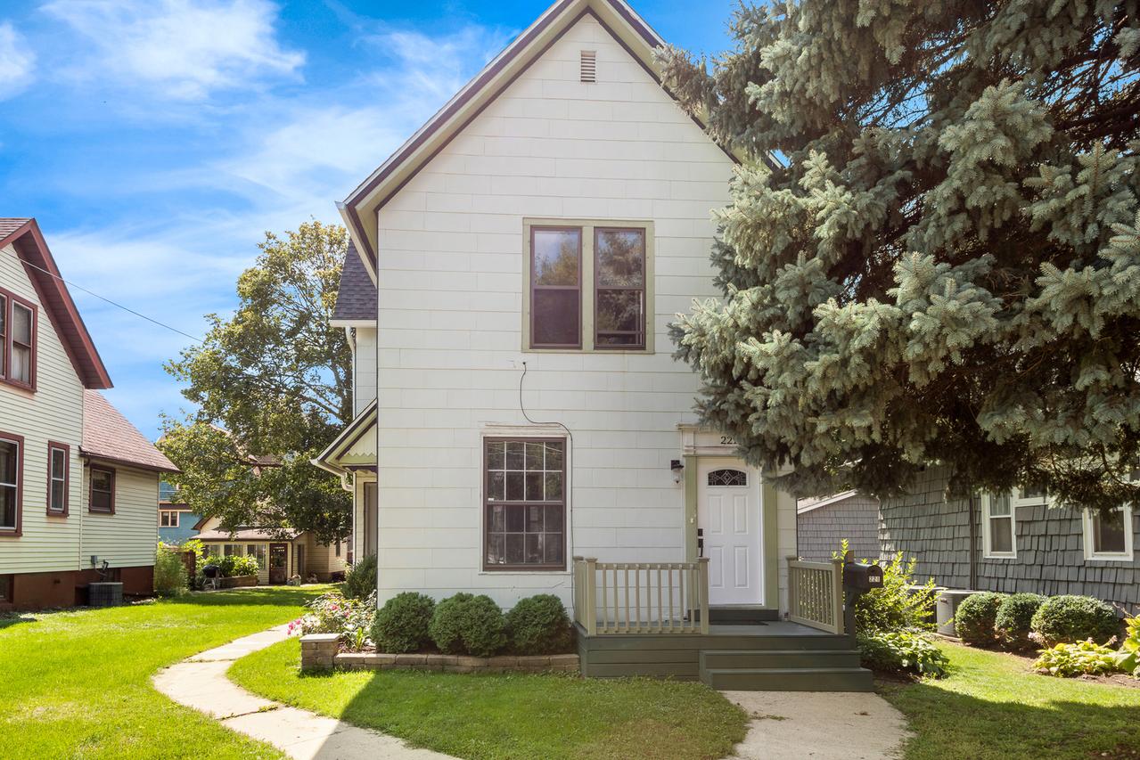 221 Lovell Ave., Elgin, IL 60120
