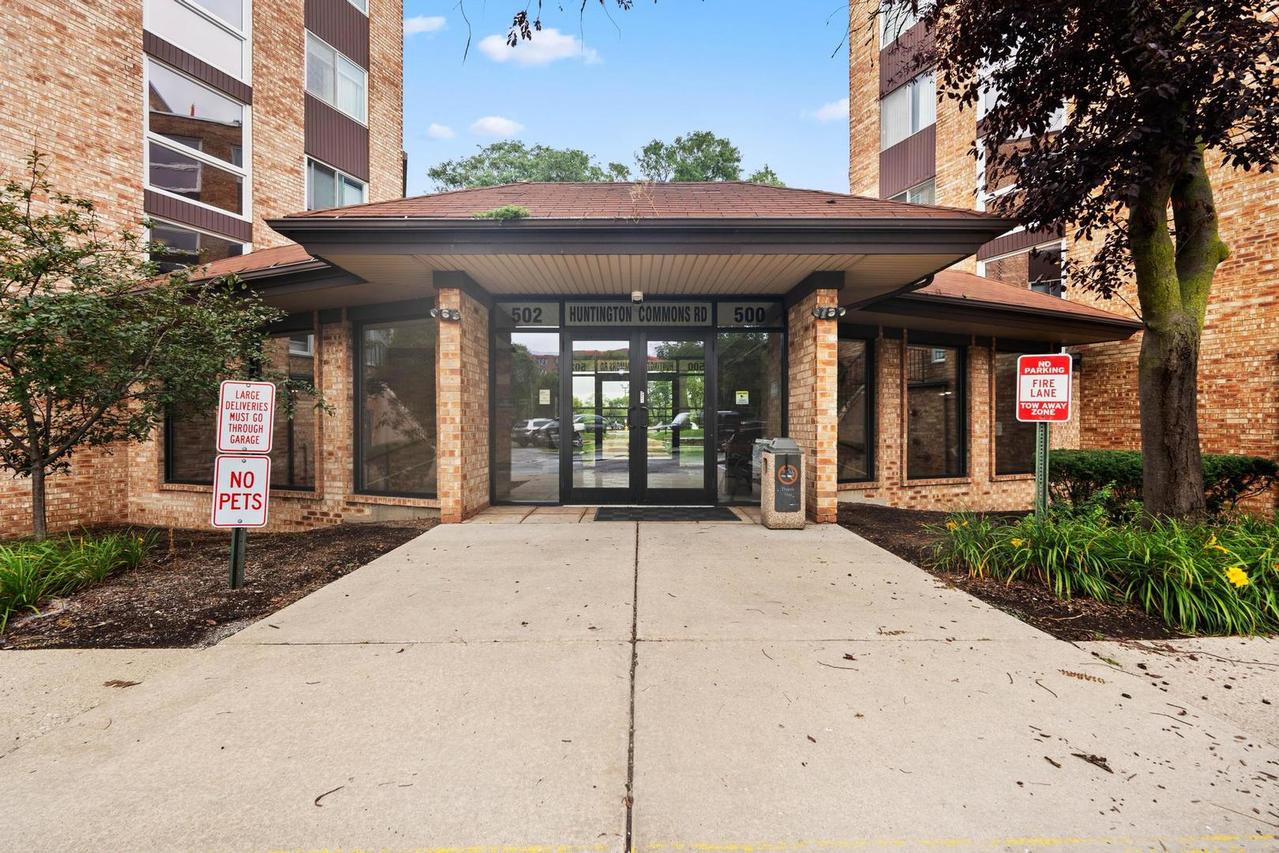 502 W Huntington Commons Rd. #443, Mount Prospect, IL 60056