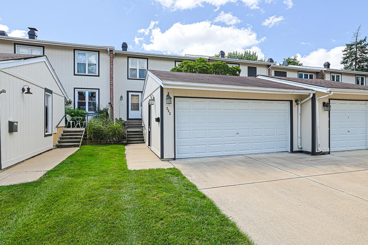 222 Pinewood Ln., Bloomingdale, IL 60108