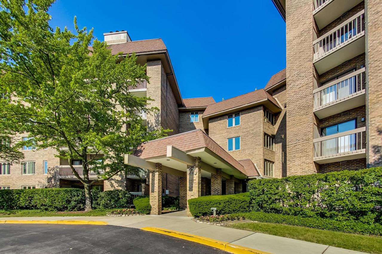 1220 Rudolph Rd. #3A, Northbrook, IL 60062