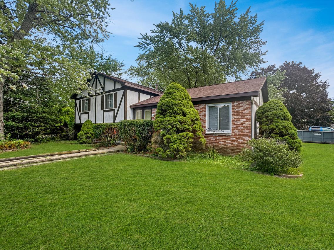 59 Chestnut Cir., Lindenhurst, IL 60046
