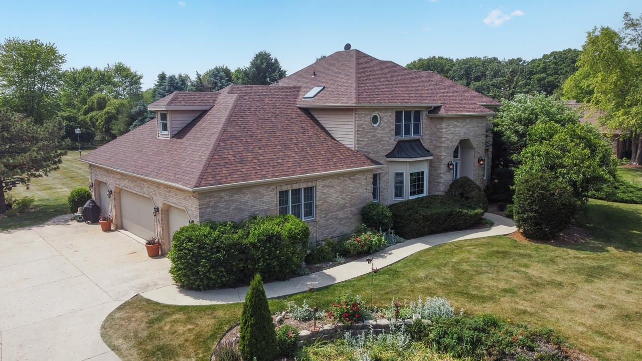 14N924 White Pines Ln., Hampshire, IL 60140