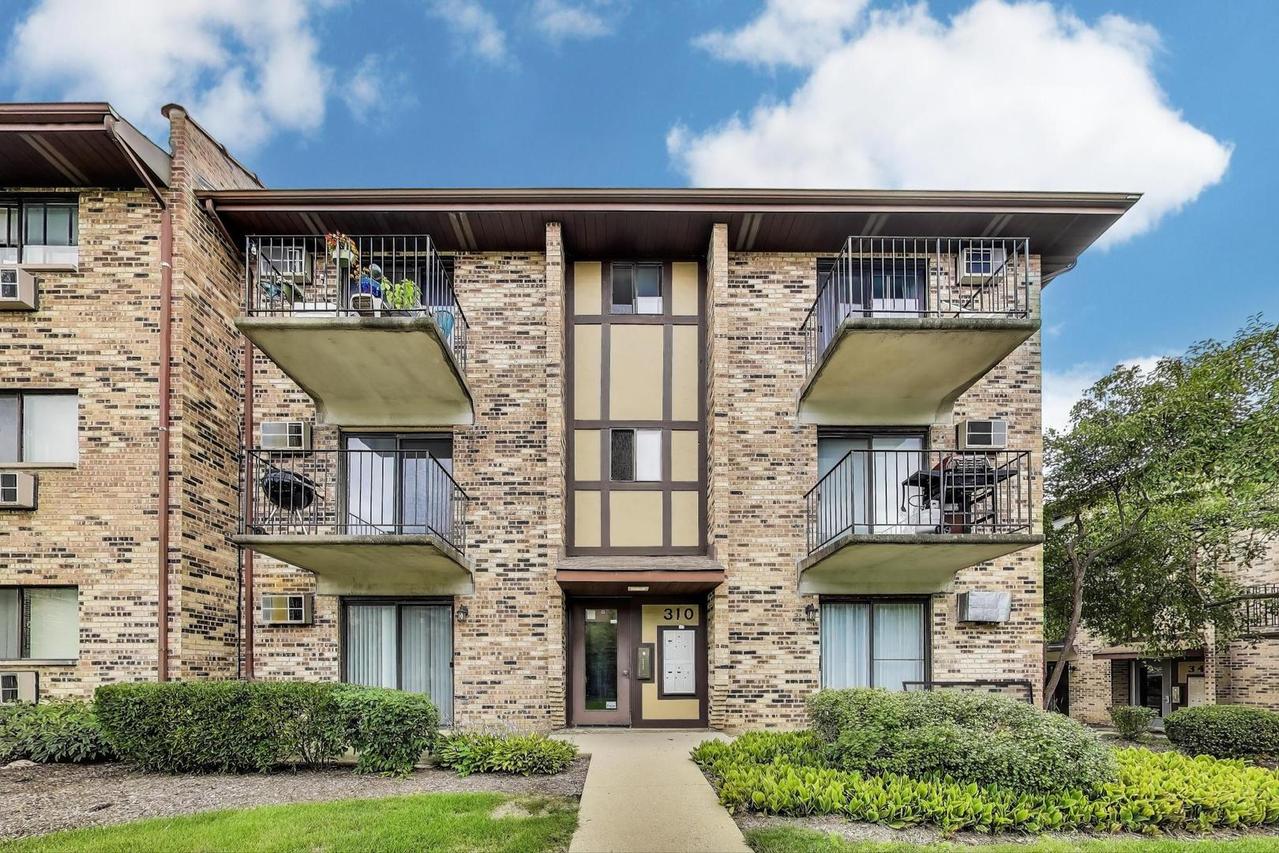 310 Klein Creek Ct. #C, Carol Stream, IL 60188