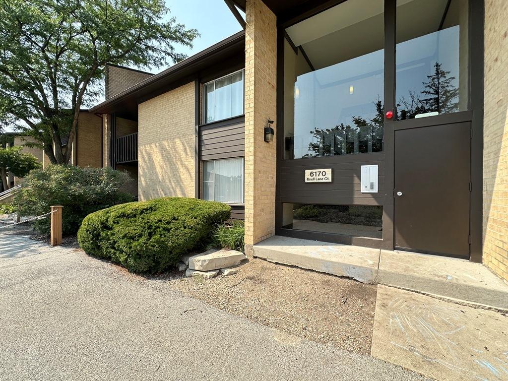 6170 Knoll Lane Ct. #103, Willowbrook, IL 60527
