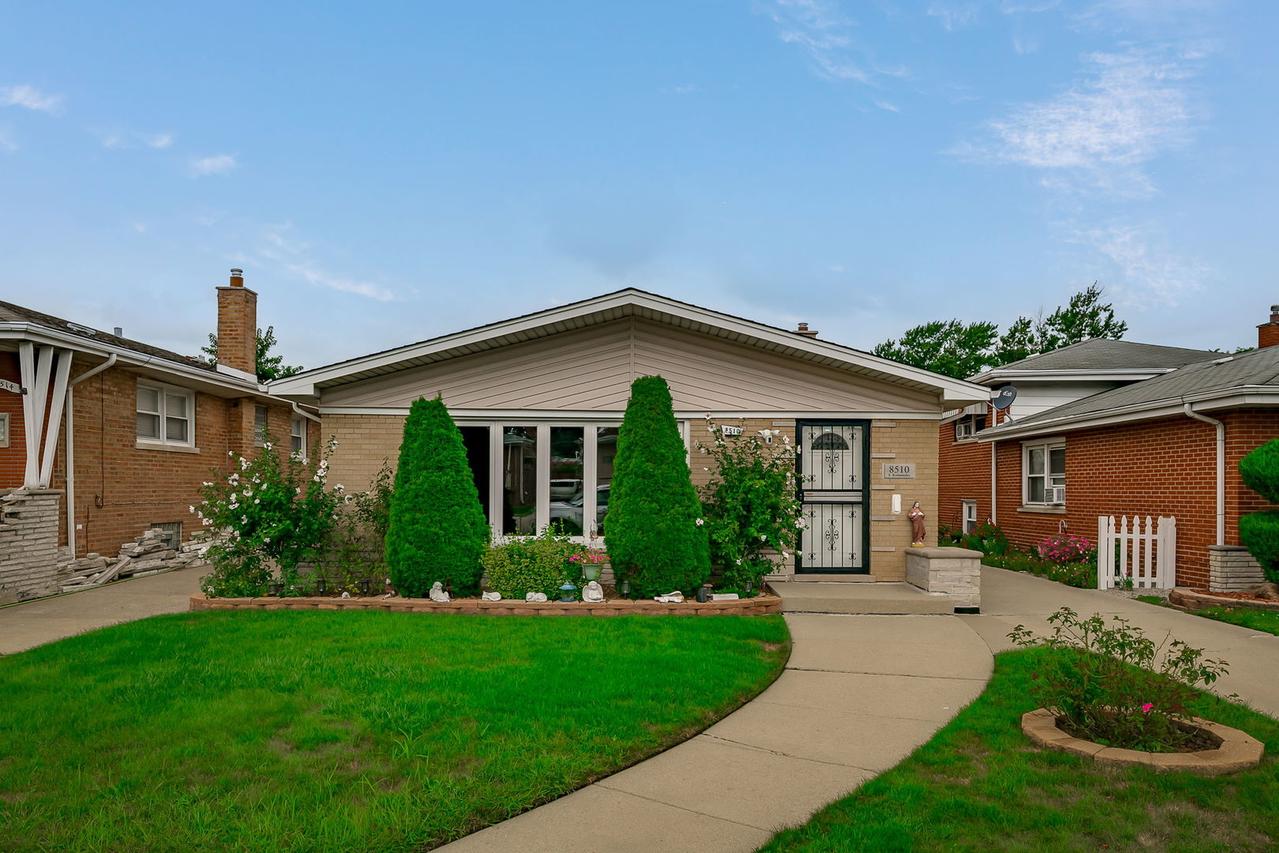 8510 S Komensky Ave., Chicago, IL 60652