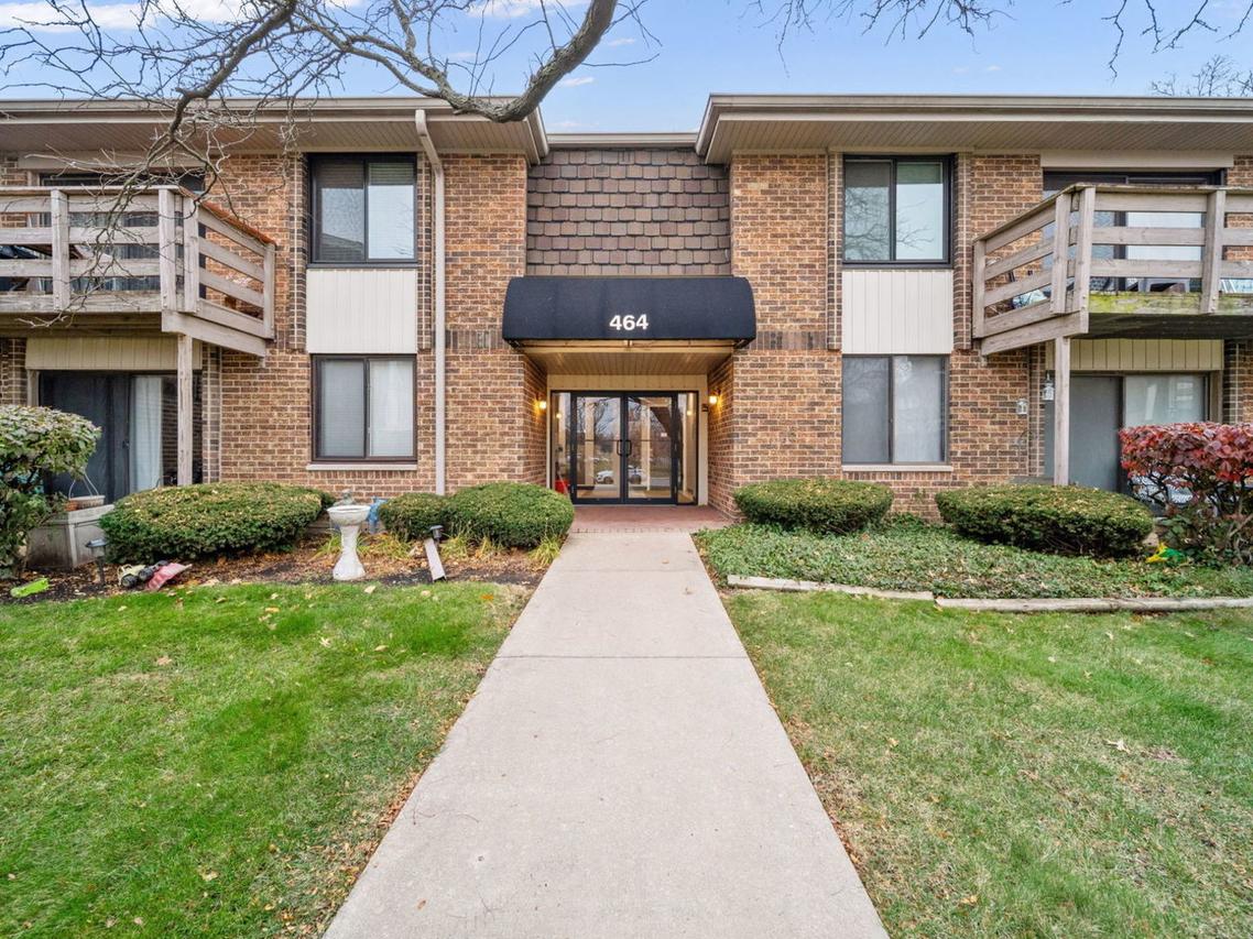 464 Raintree Dr. #2D, Glen Ellyn, IL 60137