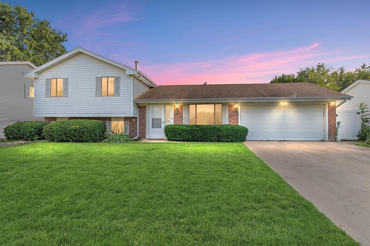 2315 Stepstone Ln., Hanover Park, IL 60133