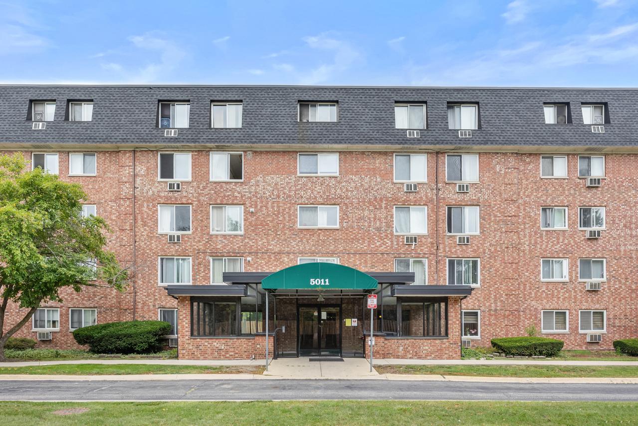 5011 Valley Ln. #404, Streamwood, IL 60107