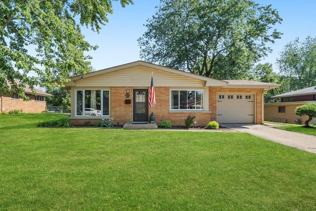 114 Briar Ln., North Aurora, IL 60542
