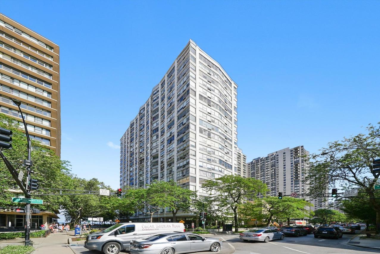 5757 N Sheridan Rd. #15H, Chicago, IL 60660