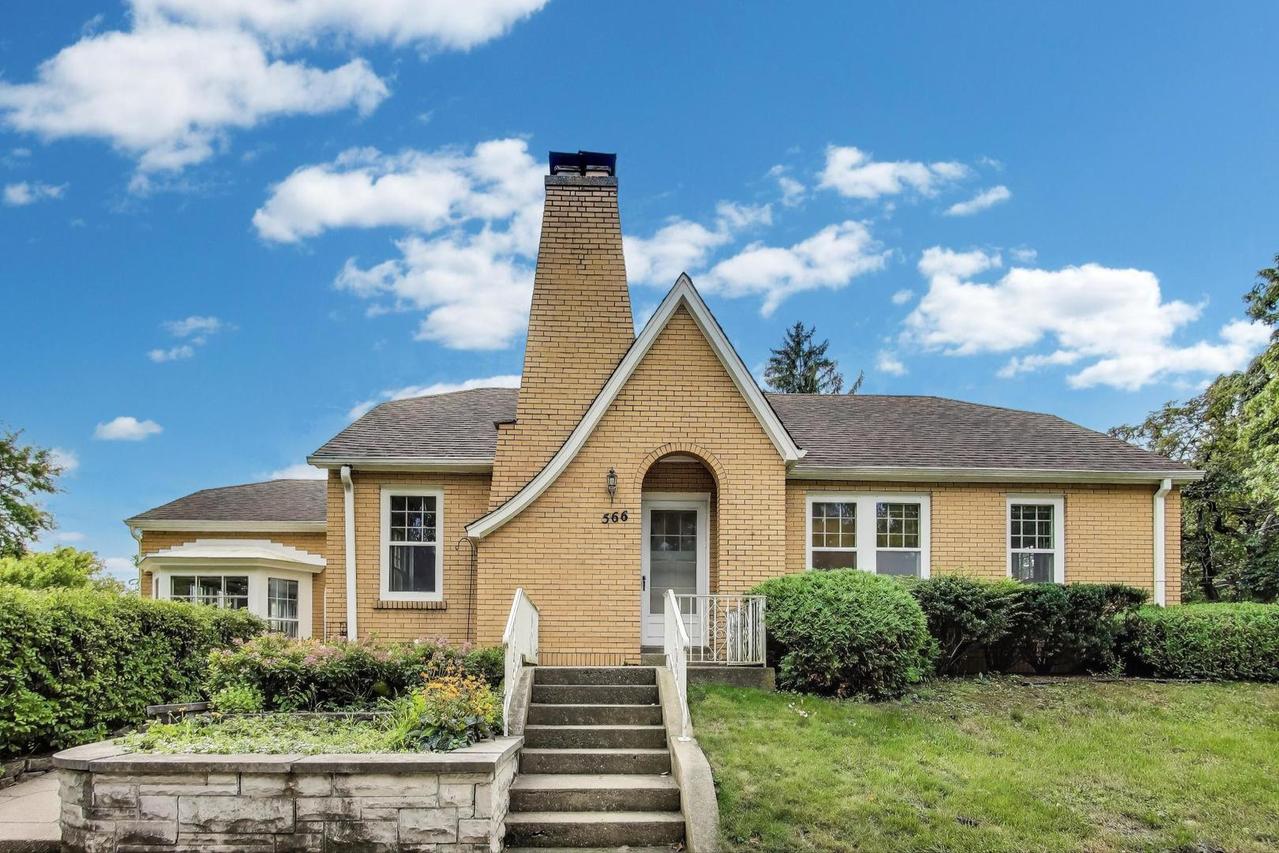 566 Bellevue Pl., Highland Park, IL 60035
