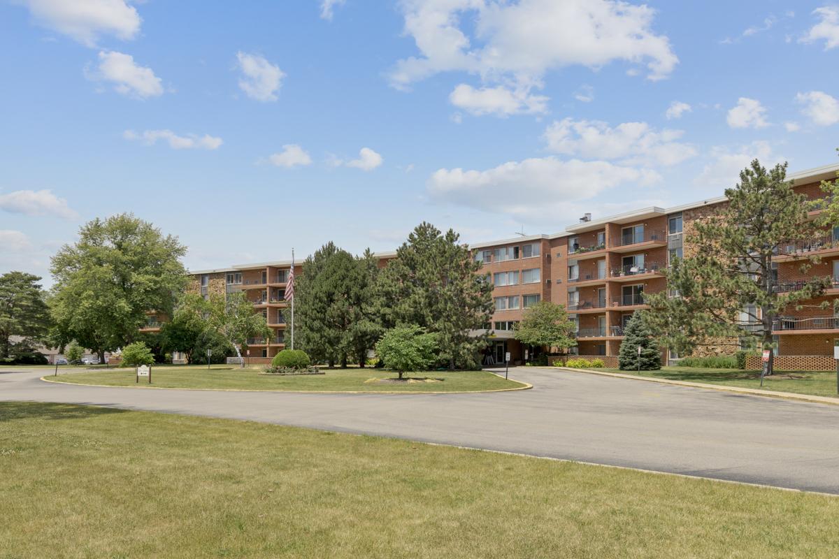 16 E Old Willow Rd. #202S, Prospect Heights, IL 60070