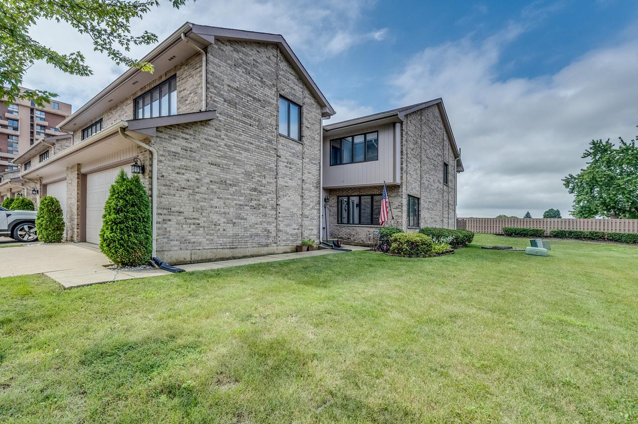 318 S Dominion Dr., Wood Dale, IL 60191
