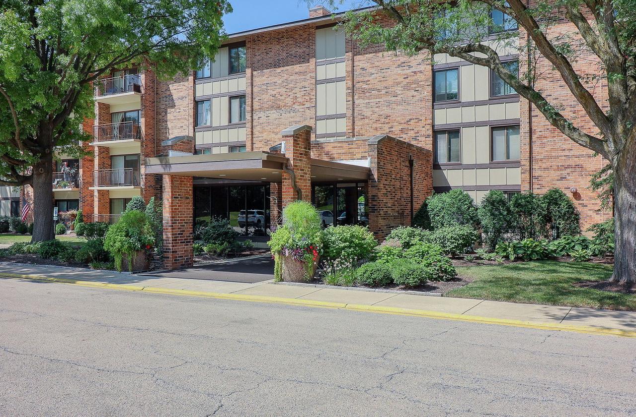 301 Lake Hinsdale Dr. #106, Willowbrook, IL 60527