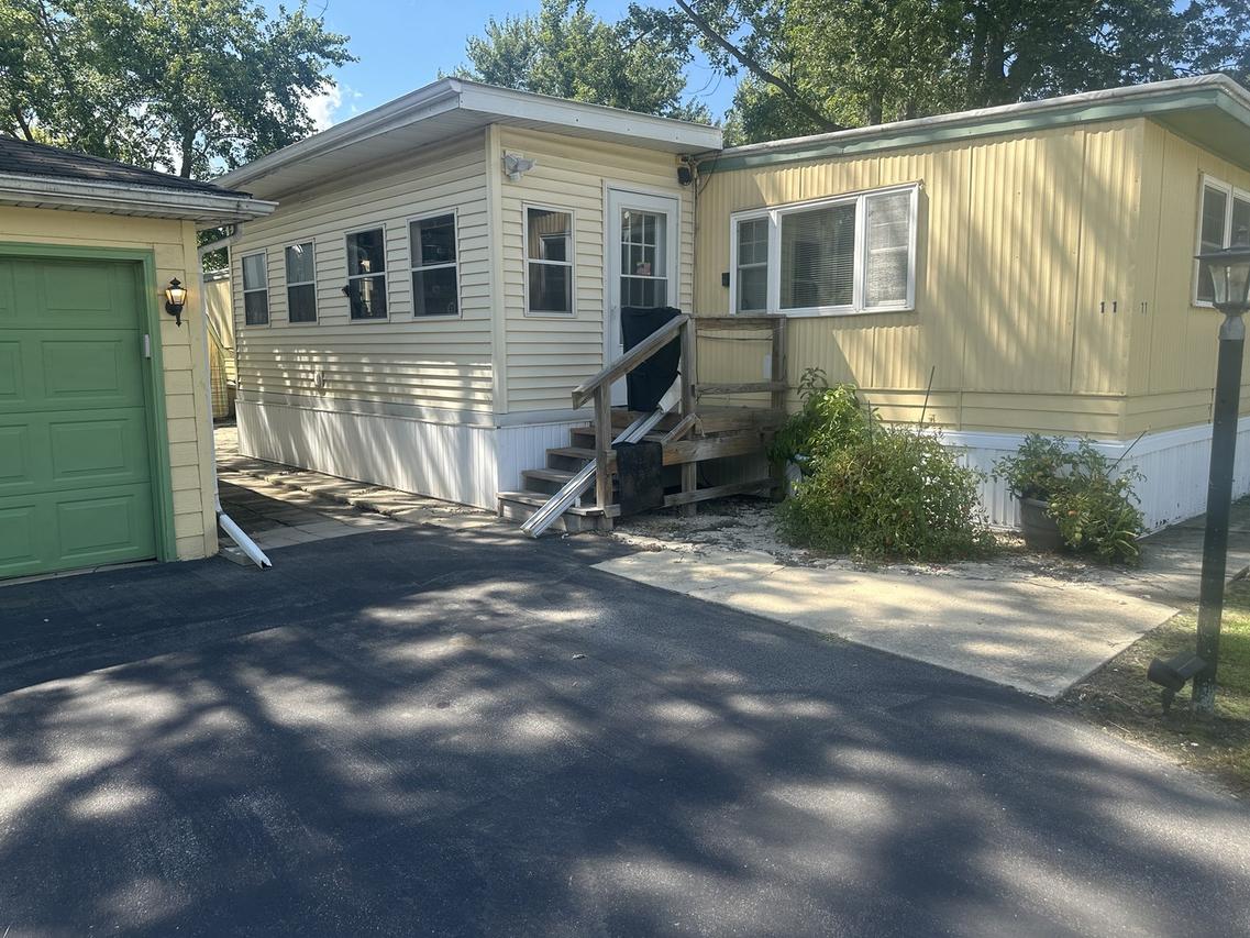 11 Aqueduct Dr., Diamond, IL 60416