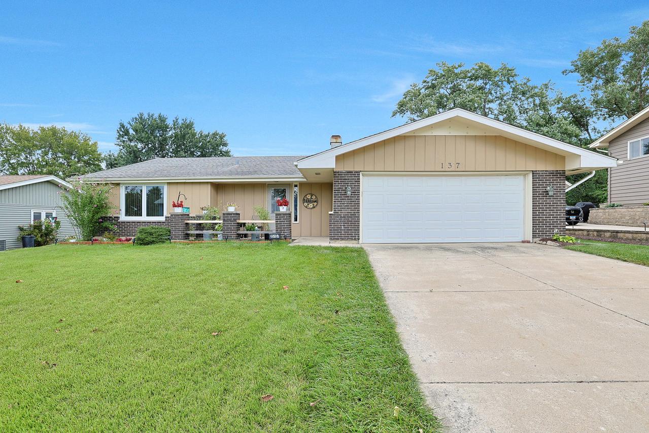 2S137 Beaumont Ln., Lombard, IL 60148
