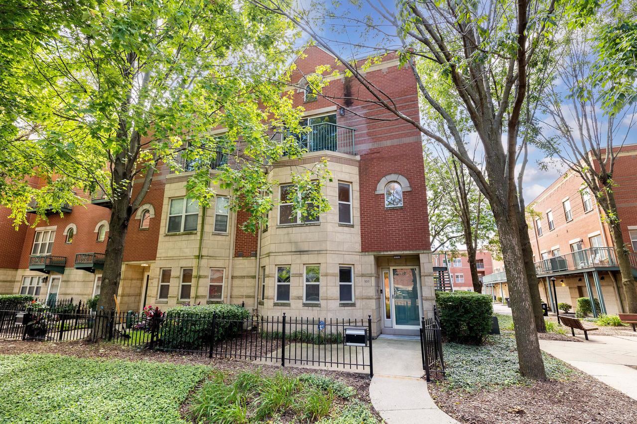 4530 S Woodlawn Ave. #101, Chicago, IL 60653