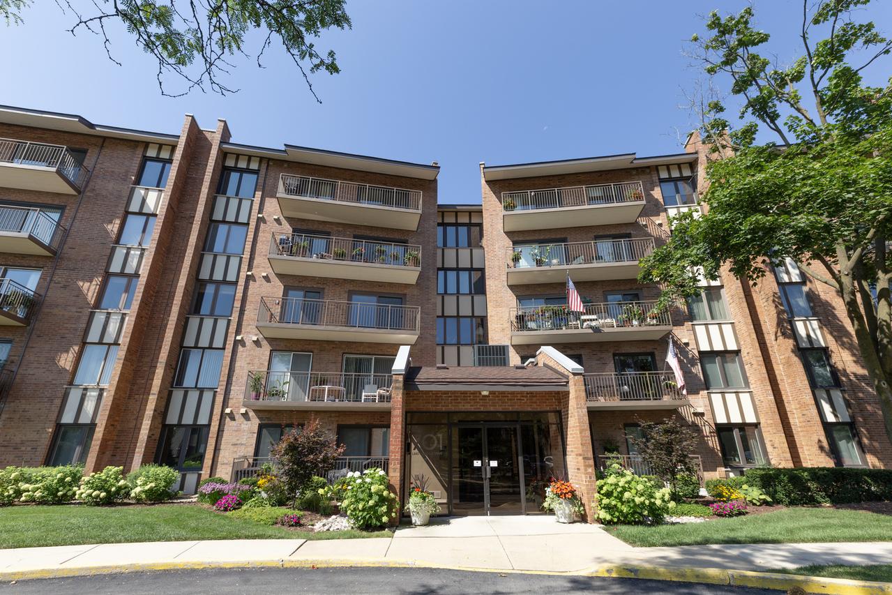 701 Lake Hinsdale Dr. #306, Willowbrook, IL 60527