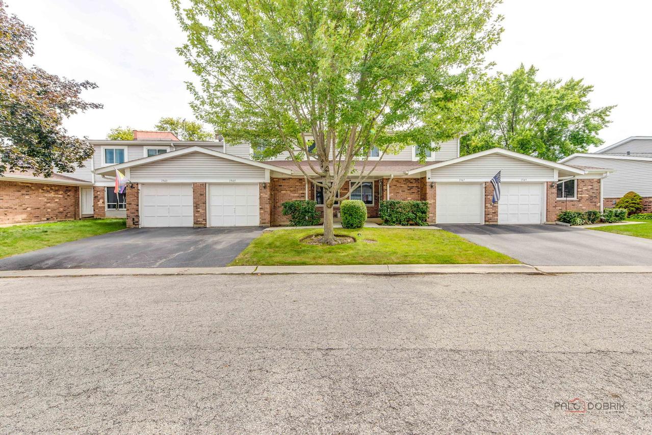 1945 N Jamestown Dr., Palatine, IL 60074
