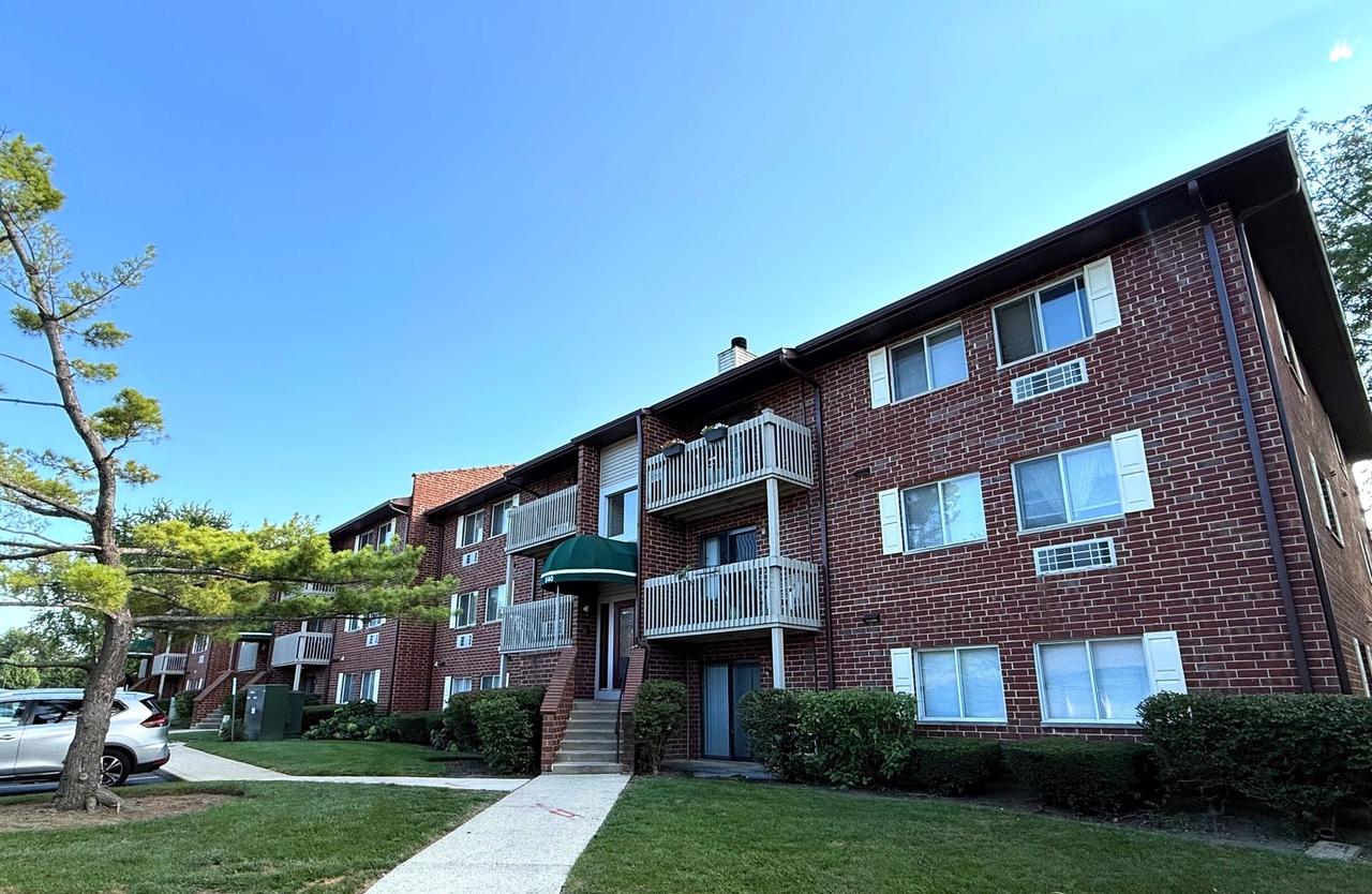 840 N Lakeside Dr. #1B, Vernon Hills, IL 60061
