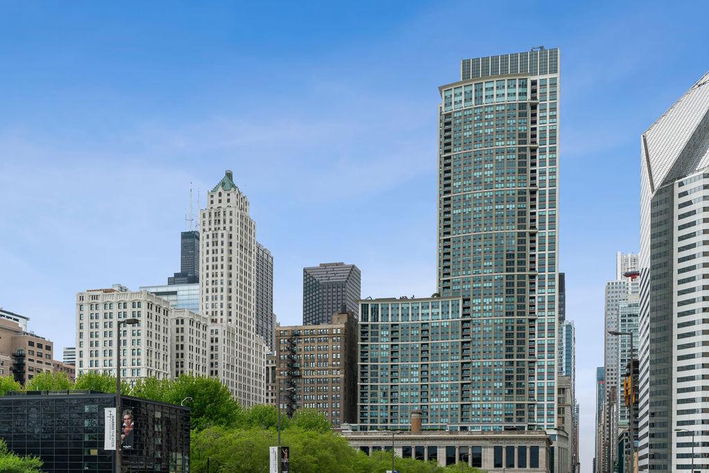 130 N Garland Ct. #2009, Chicago, IL 60602