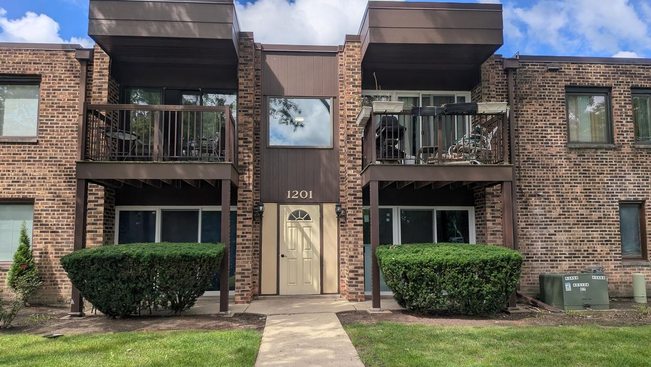 1201 Pleasant Run Dr. #312, Wheeling, IL 60090