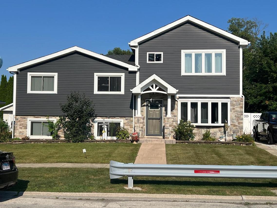 9833 Mansfield Ave., Oak Lawn, IL 60453