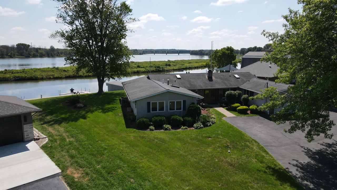 1310 Gregden Shores Dr., Sterling, IL 61081