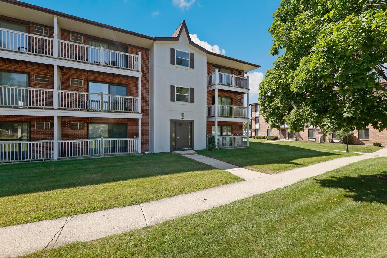 291 Gregory St. #18, Aurora, IL 60504