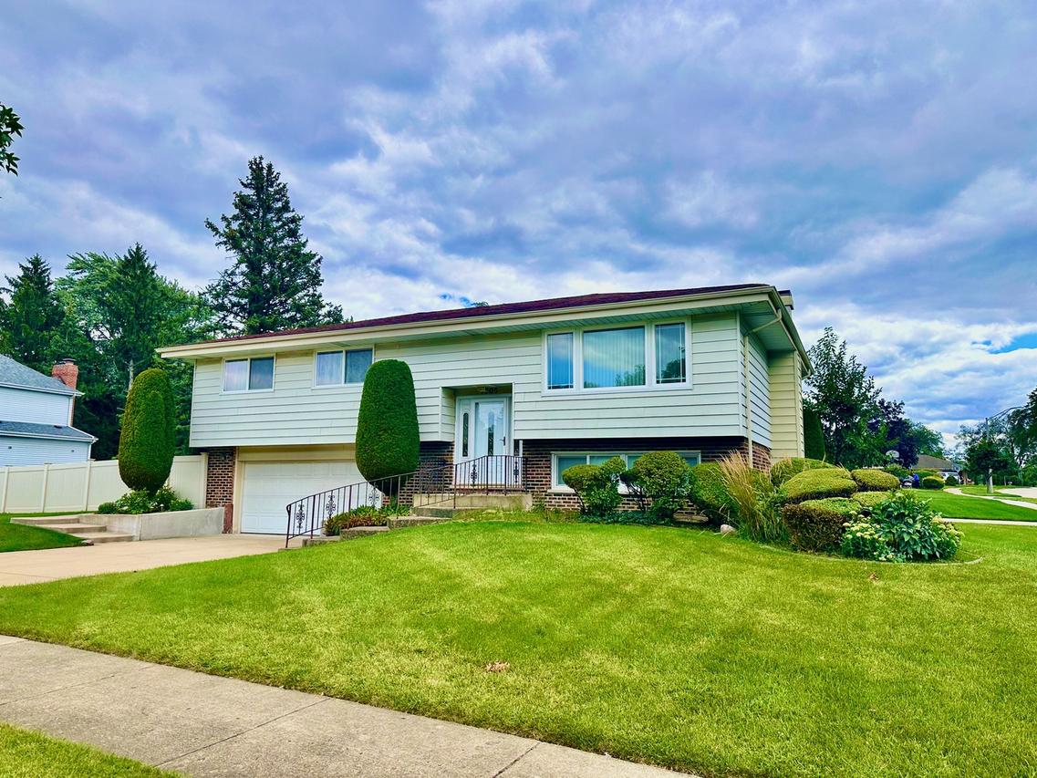 1505 W Woodland Ave., Addison, IL 60101