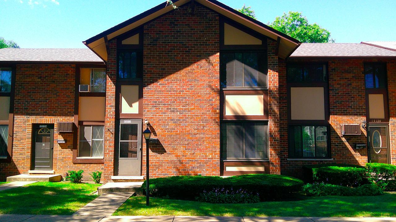 1S122 Stratford Ln., Villa Park, IL 60181