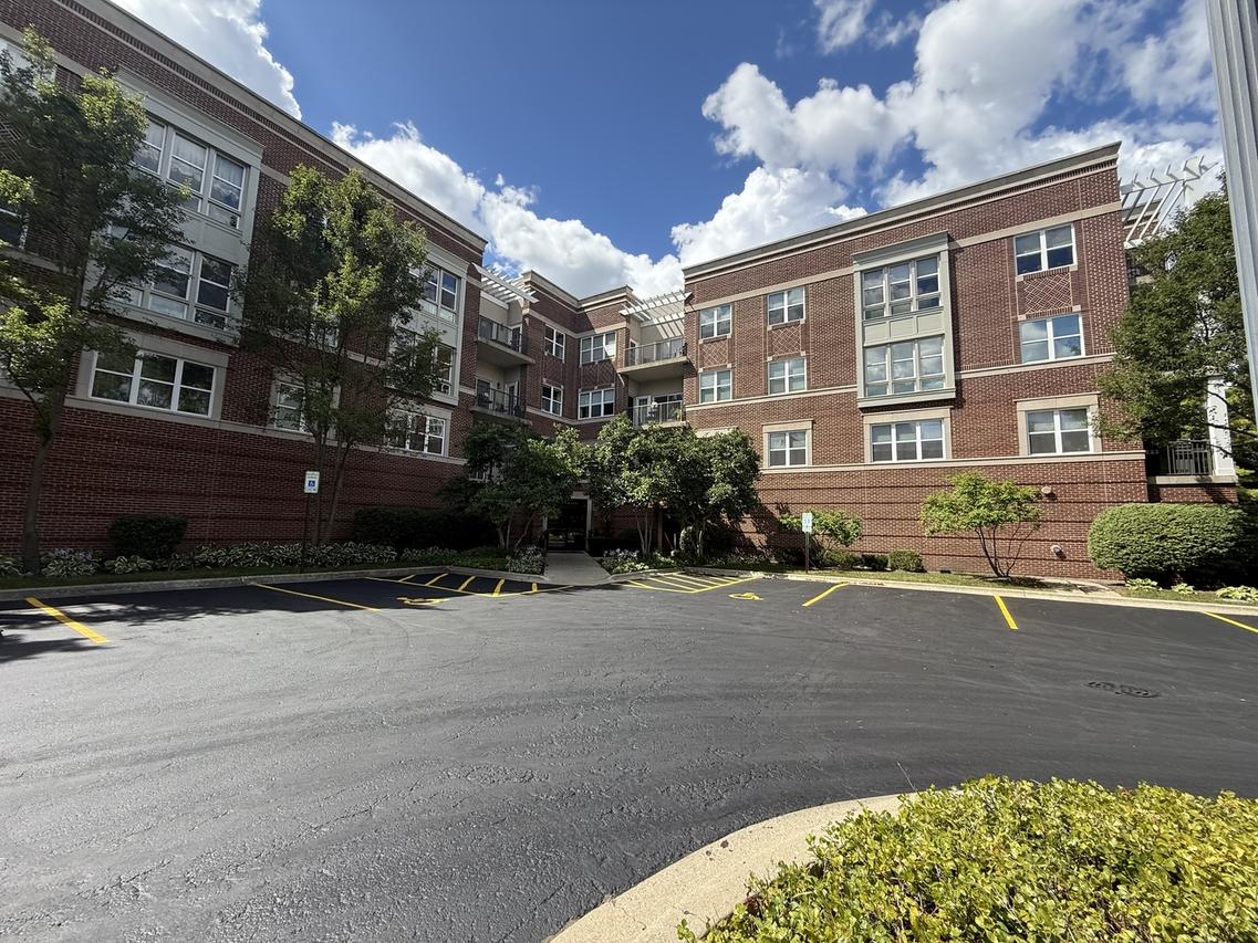 300 E Church St. #204, Libertyville, IL 60048