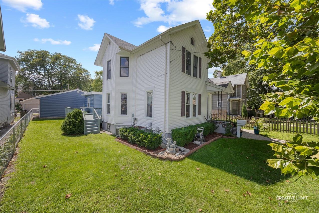 417 Marion Ave., Aurora, IL 60505