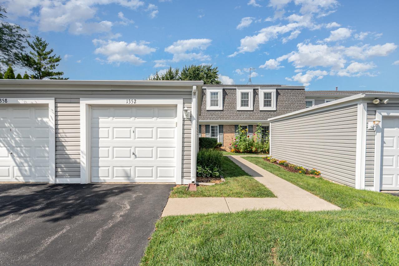 1352 Oxford Cir., Roselle, IL 60172