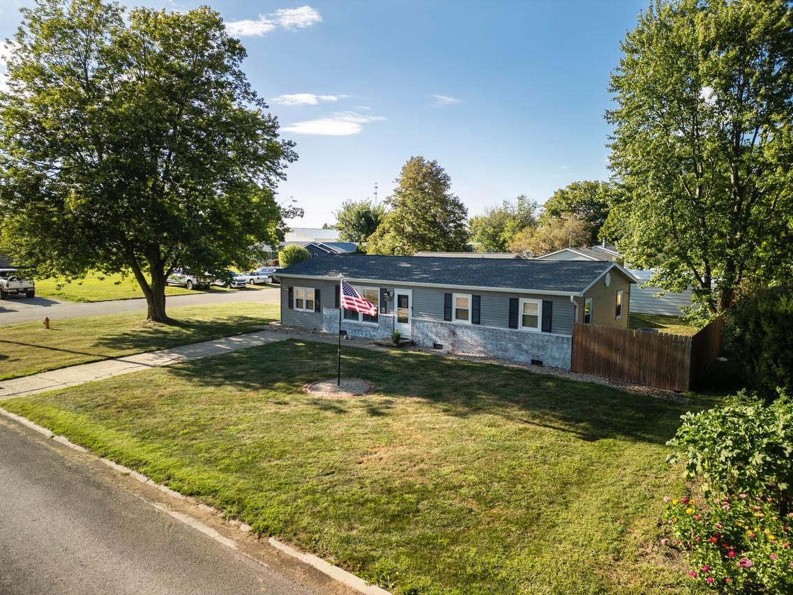 402 Park Cir., St. Joseph, IL 61873