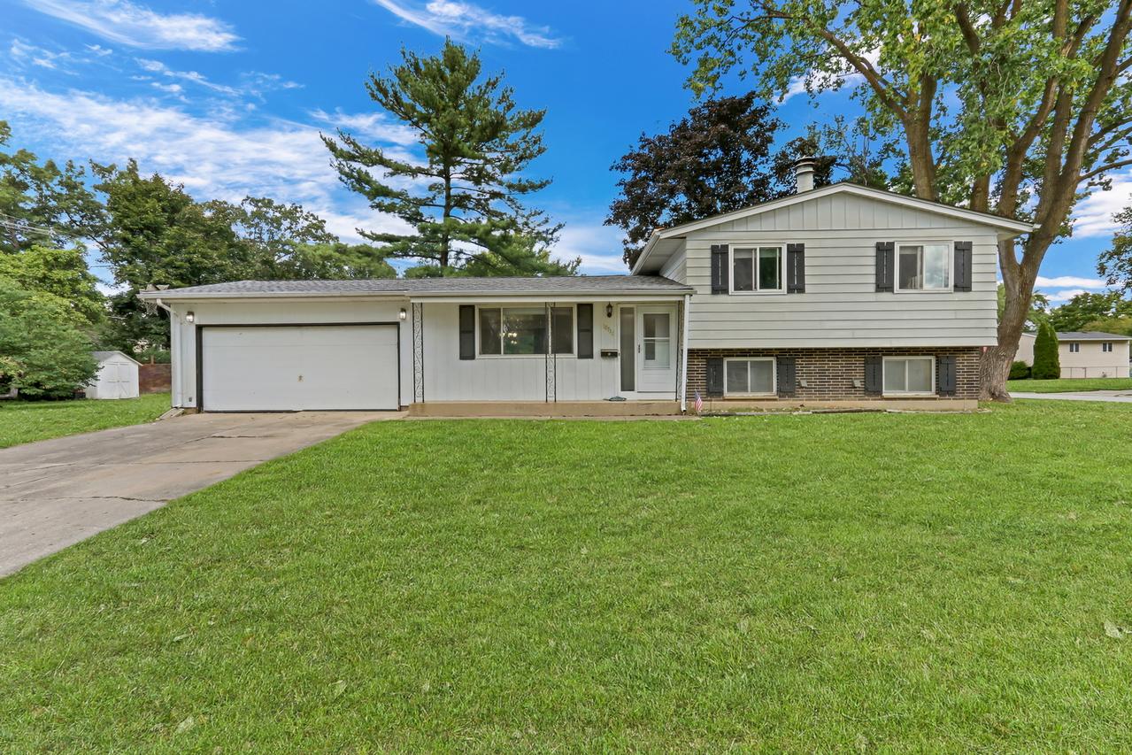 18758 W Highfield Dr., Gurnee, IL 60031