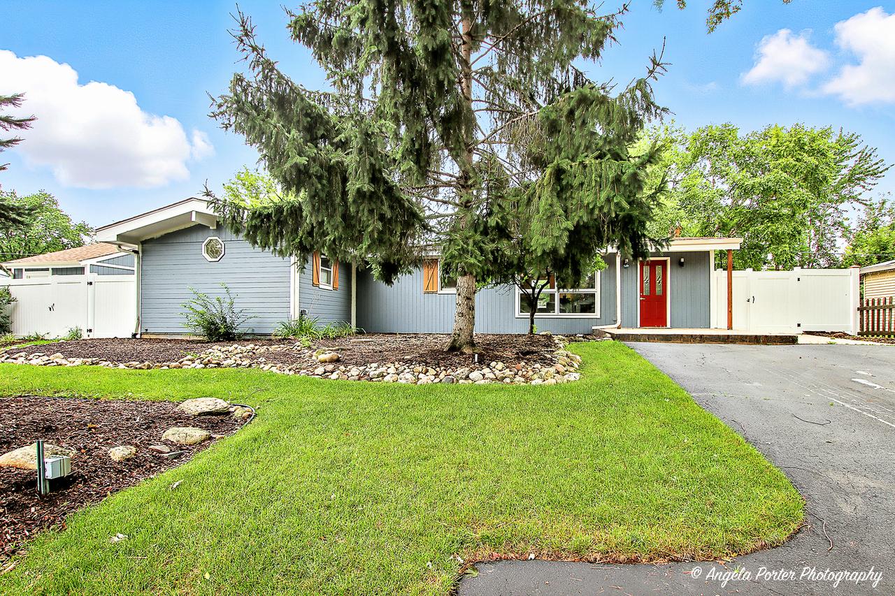 806 Nancy Ln., Mchenry, IL 60051