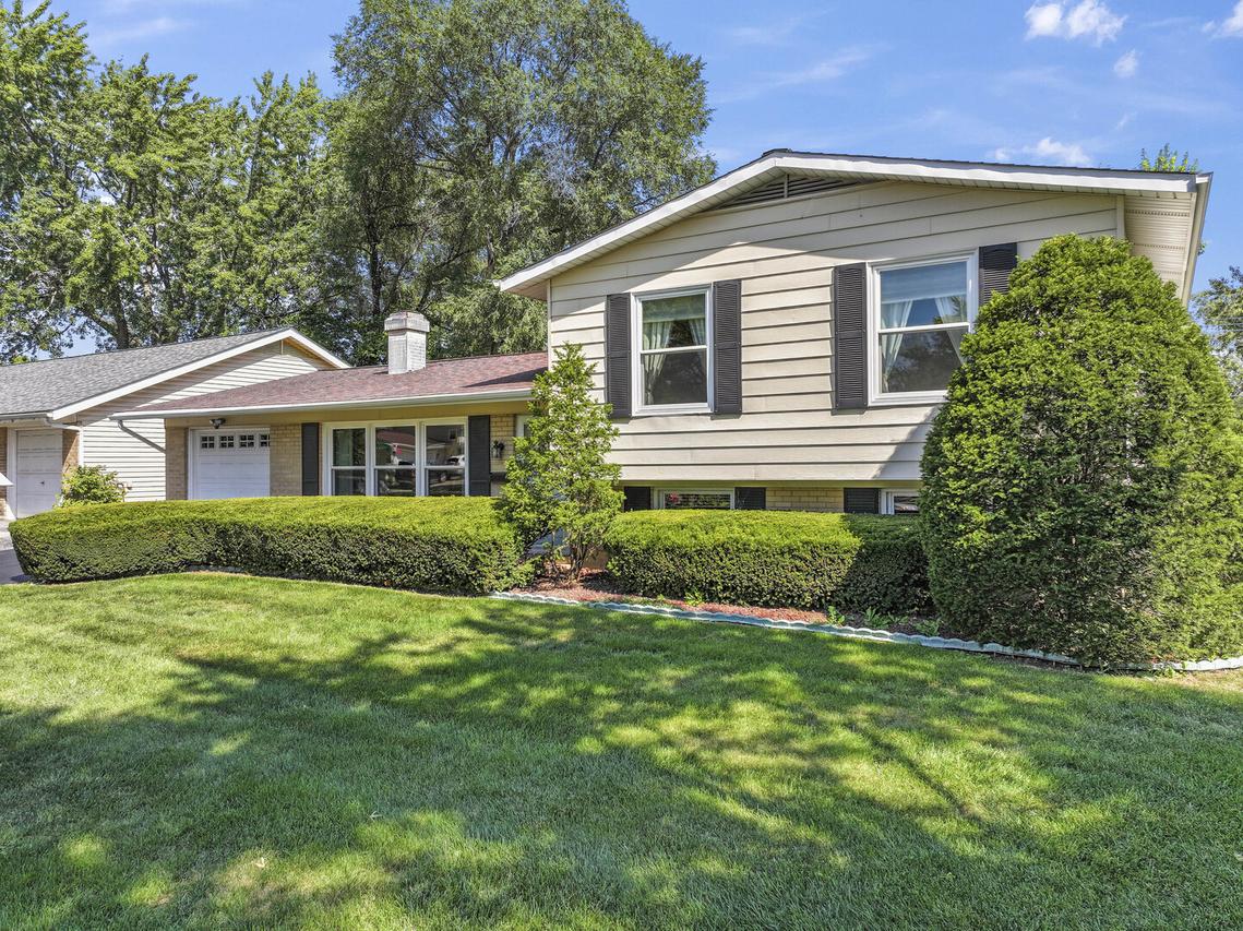 7843 Kensington Ln., Hanover Park, IL 60133