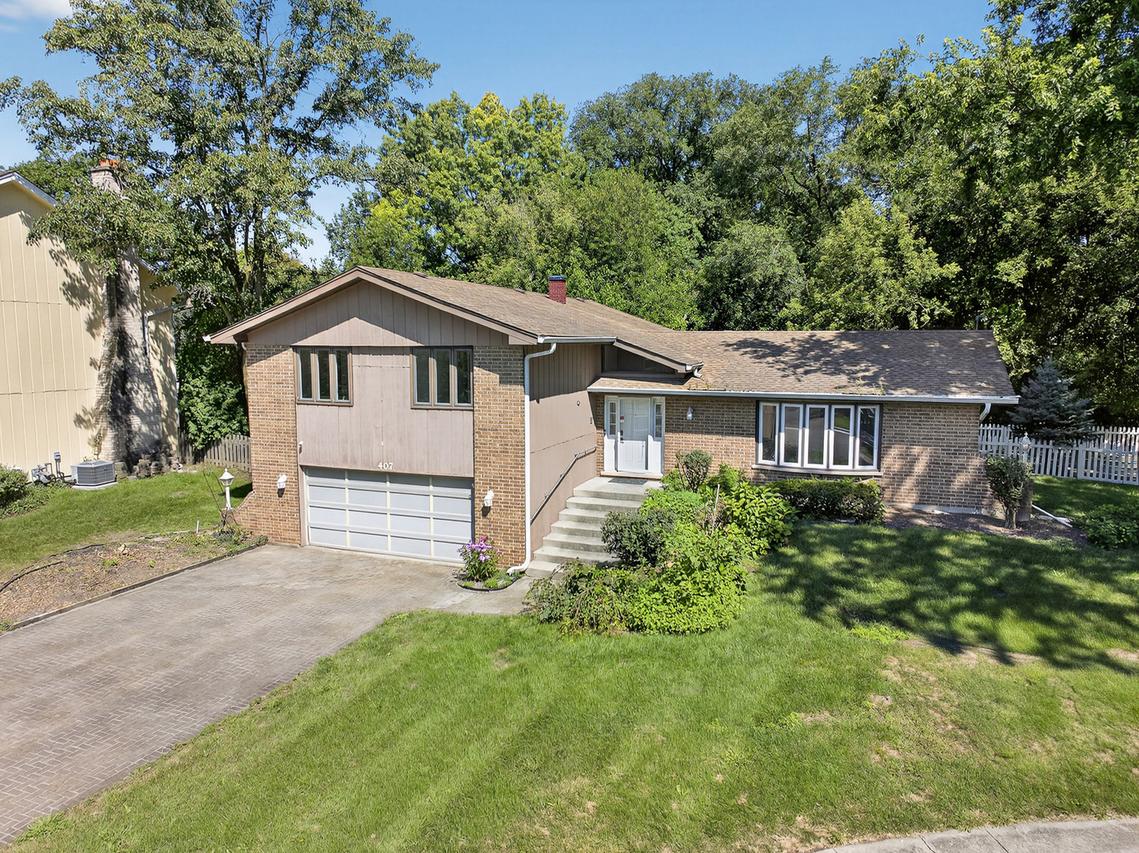 407 Brad Ct., Naperville, IL 60565