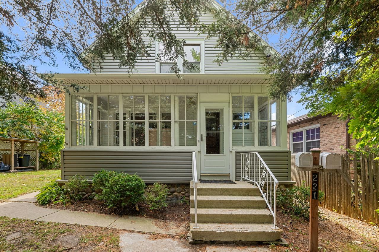 221 Burchell Ave., Highwood, IL 60040