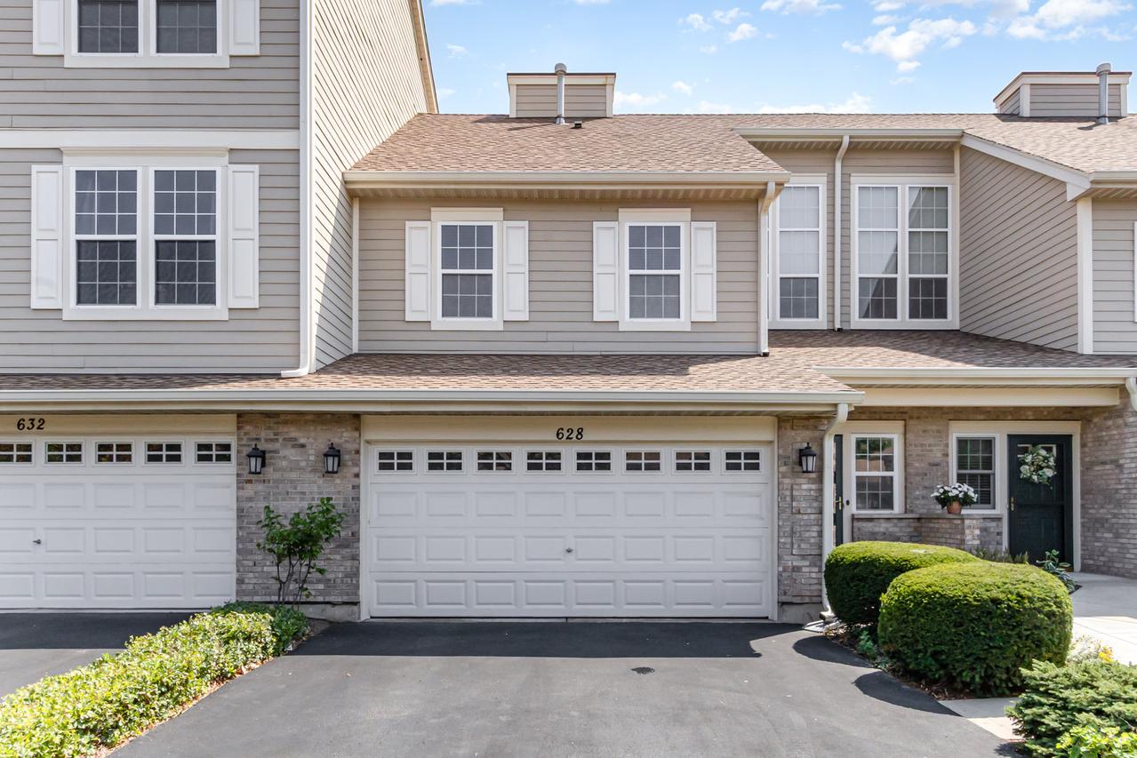 628 Belmont Ln., Carol Stream, IL 60188